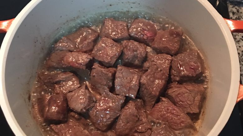 紅酒燉牛肉（一鍋到底）,將牛肉煎到4面上色，