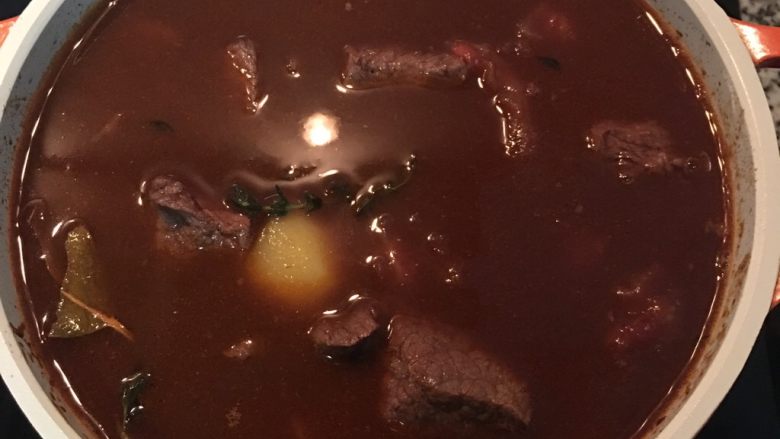 紅酒燉牛肉（一鍋到底）,倒入能淹過所有料的高湯，