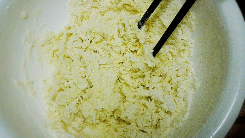 蘑菇包+#面团发酵之旅#,拌成这样絮状，就可以用手揉。