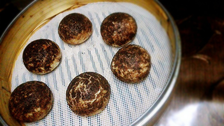 蘑菇包+#面团发酵之旅#,冷水上锅，上汽后12分钟，焖1~2分钟。