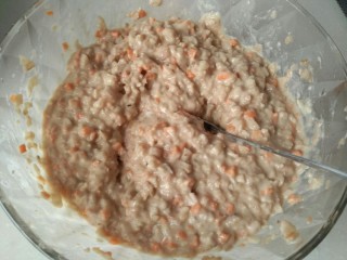 猪肉藕饼,然后放入适量的淀粉，面粉搅拌，不要拌太稀