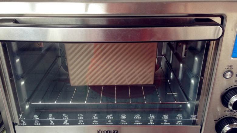 香蕉吐司,放入已经提前预热到上火170度下火220度的烤箱，烘烤温度视烤箱脾气而定。烘烤时间35分钟左右。