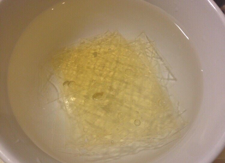 椰丝牛奶小方,把泡软的吉利丁片沥干水分，隔水加热至融化