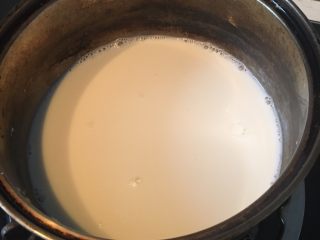 椰丝牛奶小方,依次倒入白砂糖，少量炼乳，椰子粉，牛奶，淡奶油，小火加热至白砂糖融化。