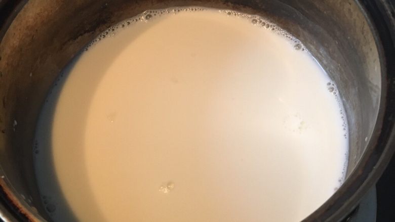 椰丝牛奶小方,依次倒入白砂糖，少量炼乳，椰子粉，牛奶，淡奶油，小火加热至白砂糖融化。