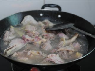 最适合夏天的下酒菜——香辣沙锅鸭,锅里倒入大半锅水，加入几块姜片，将鸭块倒进去，烧开