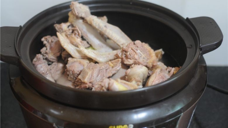 最适合夏天的下酒菜——香辣沙锅鸭,汆烫后的肉块放入砂锅