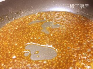 白玉鲈鱼卷,耗油，生抽加适量水淀粉调和成浓汁。