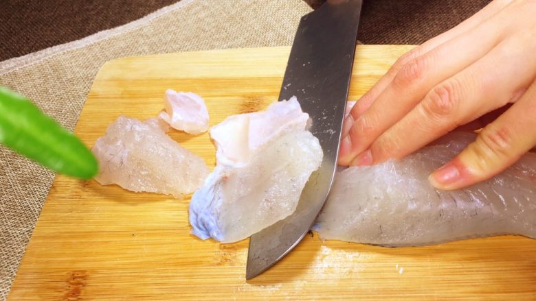 白玉鲈鱼卷,去鱼皮，取鱼肉是一个比较需要耐心的部分。