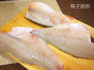 白玉鲈鱼卷,将鱼肉剔骨，只取鱼肉部分。
