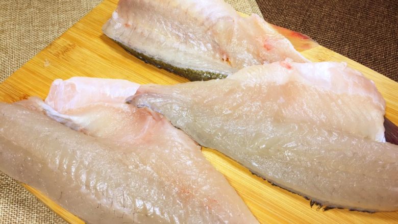 白玉鲈鱼卷,将鱼肉剔骨，只取鱼肉部分。