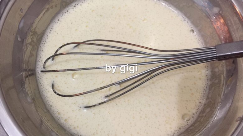 法式草莓卡士達千層酥,將牛奶裡的豆莢枝取走 牛奶慢慢倒入蛋黃中攪拌均勻（要一邊倒牛奶一邊用蛋抽攪拌混合）