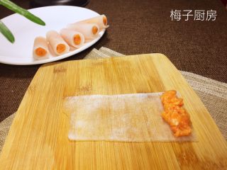 白玉鲈鱼卷,把鱼肉泥放在萝卜皮上边的一端。