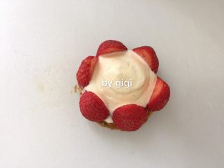 法式草莓卡士達千層酥,中間擠入卡士達奶油醬 四周拼上切半的草莓（這裡的草莓盡量選擇高度一致的）蓋上另一塊酥皮