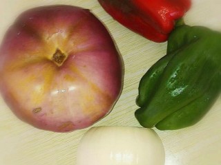 风味茄子,准备食材茄子，青红椒，洋葱