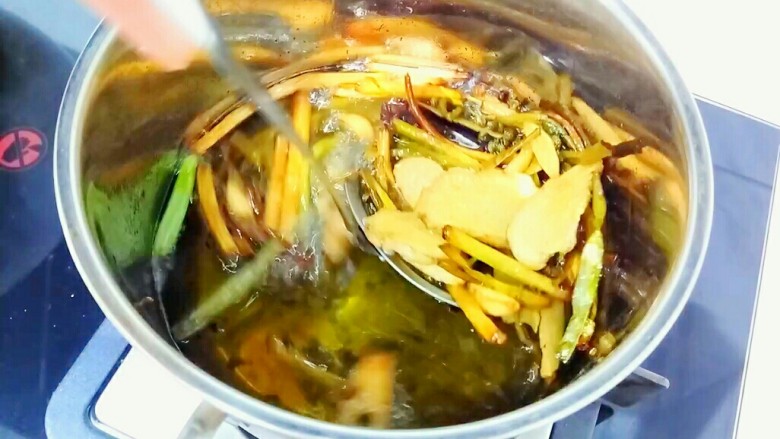 自制油辣子,炸至香料变成焦黄色，用过滤勺捞出，弃用。香料捞干净，关火。