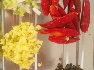 风味茄子,干辣椒用整个的就可以，姜切末，葱切末，蒜切片，麻椒备好