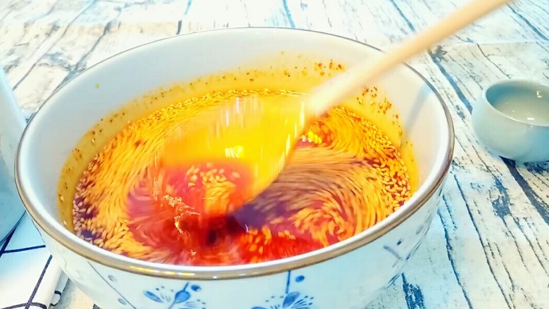 自制油辣子,放入白砂糖后依然要搅拌均匀。