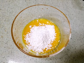 芒果酸甜排骨,鸡蛋打散成蛋液，分次加入玉米淀粉，搅拌均匀。