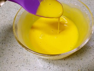 芒果酸甜排骨,直到形成略粘稠，能够直线滑落的淀粉糊。
