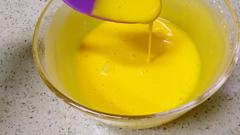 芒果酸甜排骨,直到形成略粘稠，能够直线滑落的淀粉糊。