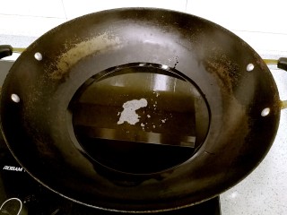 芒果酸甜排骨,油锅倒入足量食油，中火加热。