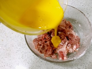 芒果酸甜排骨,把淀粉糊倒入排骨里。