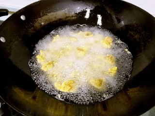 芒果酸甜排骨,油锅烧至六成热，用手把排骨分散拈入油锅，小火炸5分钟，捞起。