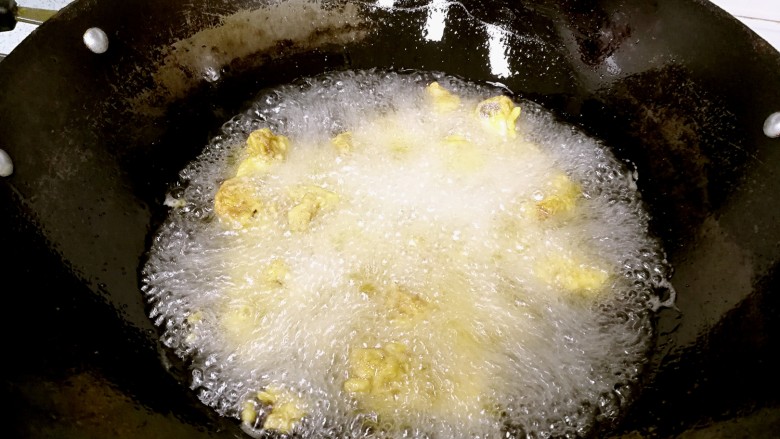 芒果酸甜排骨,油锅大火烧至8成热，倒入排骨，大火翻炸1分钟。捞起。