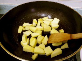 芒果酸甜排骨,炒锅里热油，倒入芒果翻炒一下，盛出。