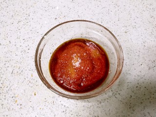 芒果酸甜排骨,小碗里倒入4勺番茄酱、2小勺白糖、1勺生抽，加半碗清水调匀成碗汁。