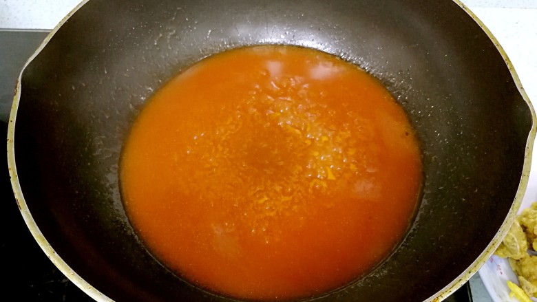 芒果酸甜排骨,把碗汁倒入炒锅，搅拌煮沸。