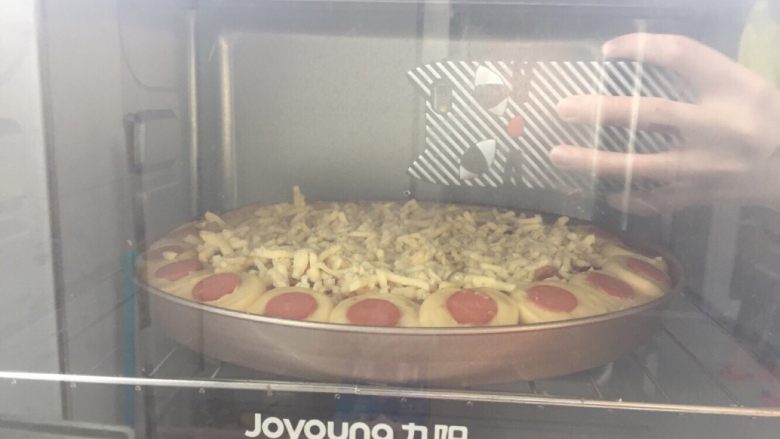花朵培根披萨,送入烤箱180度20分钟