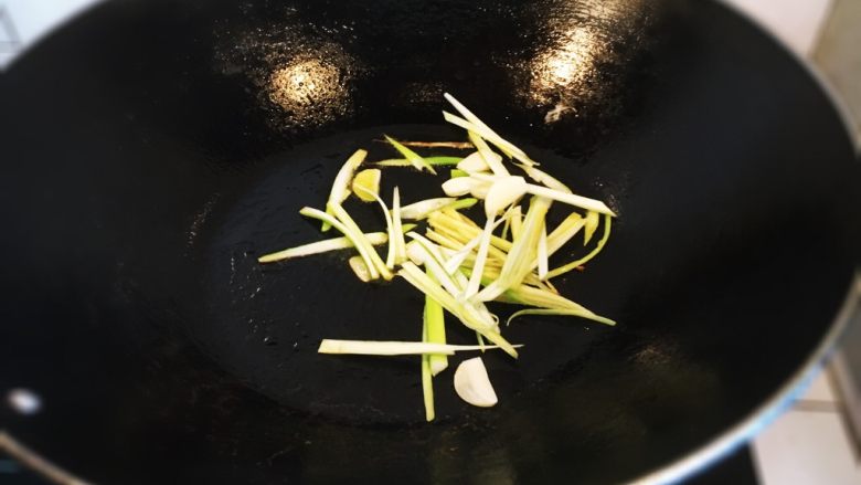 虾仁西兰花,另起锅加少量底油，放入葱姜丝炒香。