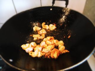 虾仁西兰花,锅里加油将虾仁滑熟。