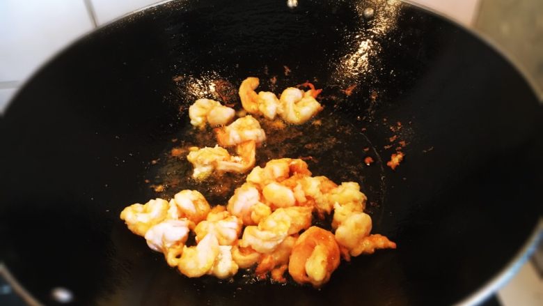 虾仁西兰花,锅里加油将虾仁滑熟。