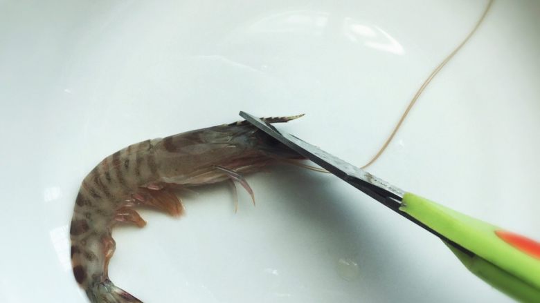 基围虾粥,为了吃着方便，建议将虾头的尖儿，剪掉，以免扎嘴，尤其是家里有小朋友的。