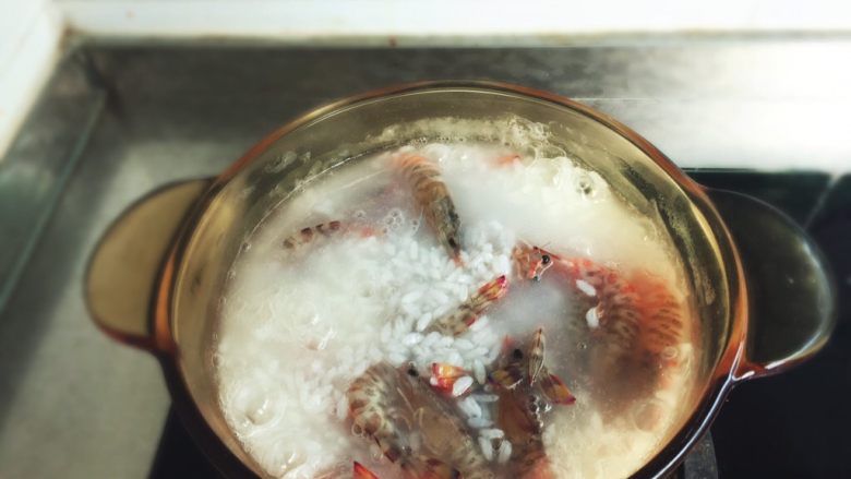 基围虾粥,二十分钟后，将基围虾倒入粥里。