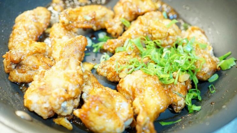 韩式蒜味炸鸡,放入鸡肉拌1分钟就可以起锅