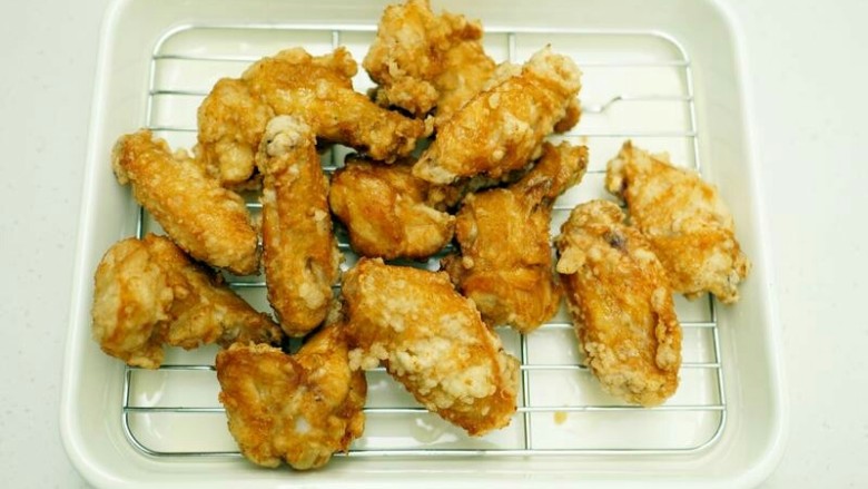 韩式蒜味炸鸡,鸡肉划几刀后下油锅炸约10分变金黄色起锅