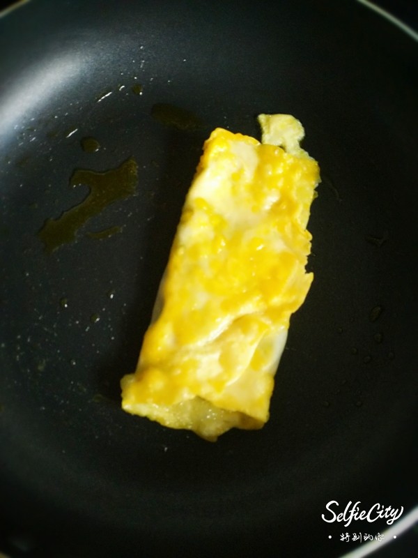 韭菜煎饼,煎到薄饼金黄色后将两面叠起，就像叠被子一样，继续煎