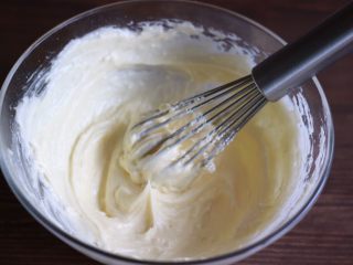 红茶奶酥吐司#面团的发酵之旅#,搅拌至黄油与糖粉充分融合