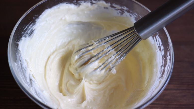 红茶奶酥吐司#面团的发酵之旅#,搅拌至黄油与糖粉充分融合