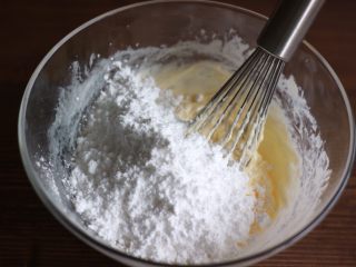 红茶奶酥吐司#面团的发酵之旅#,接着加入糖粉