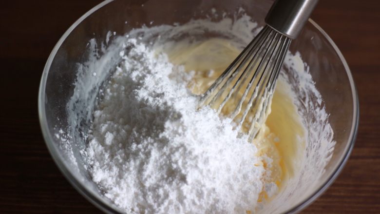 红茶奶酥吐司#面团的发酵之旅#,接着加入糖粉