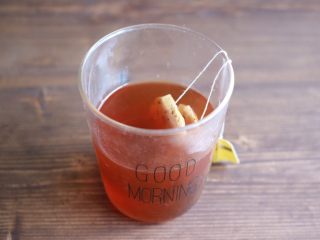 红茶奶酥吐司#面团的发酵之旅#,两个伯爵红茶茶包泡一杯茶，然后放冰箱冷却备用