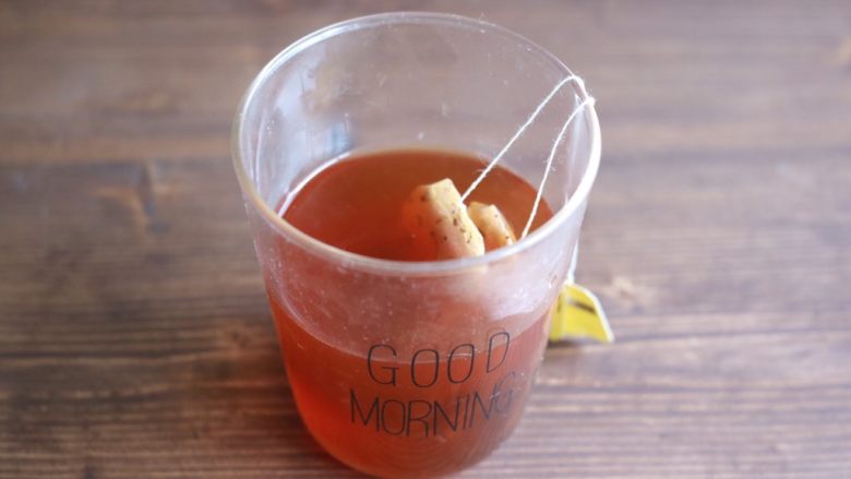 红茶奶酥吐司#面团的发酵之旅#,两个伯爵红茶茶包泡一杯茶，然后放冰箱冷却备用