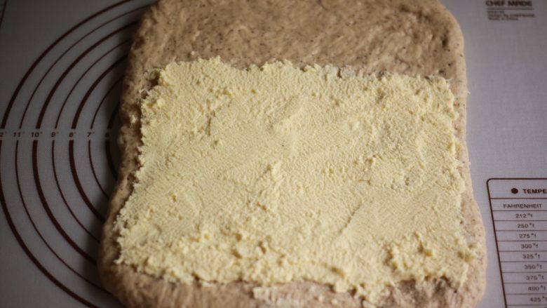 红茶奶酥吐司#面团的发酵之旅#,将奶酥涂满2/3