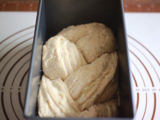 红茶奶酥吐司#面团的发酵之旅#,放入模具内进行第二次发酵