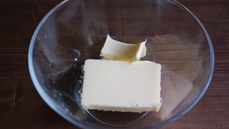 红茶奶酥吐司#面团的发酵之旅#,利用发酵的时间准备一下奶酥，将黄油软化好